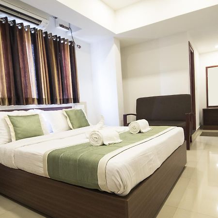 Oyo 18604 Puthens Capitol Inn Kochi Extérieur photo