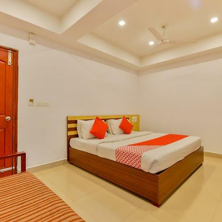 Oyo 18604 Puthens Capitol Inn Kochi Extérieur photo