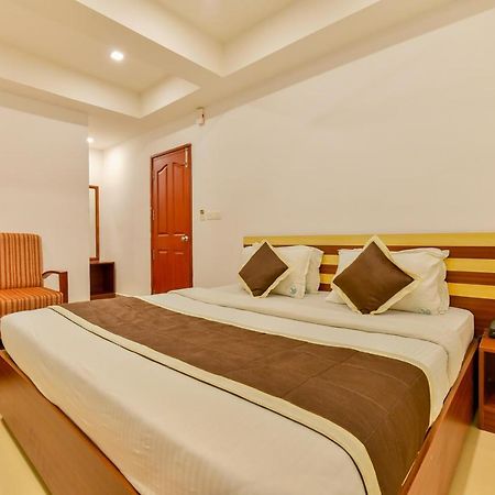 Oyo 18604 Puthens Capitol Inn Kochi Extérieur photo
