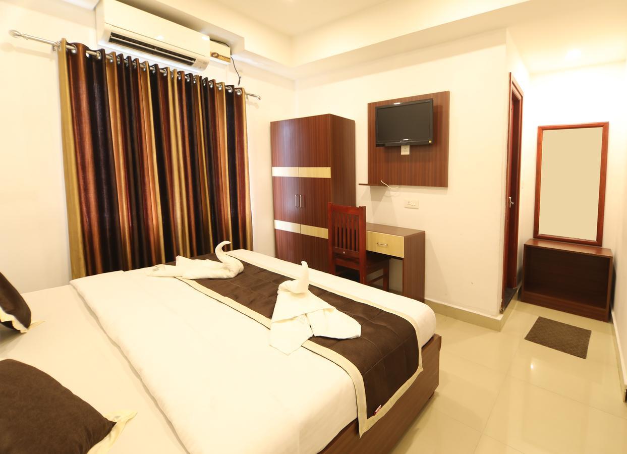 Oyo 18604 Puthens Capitol Inn Kochi Extérieur photo