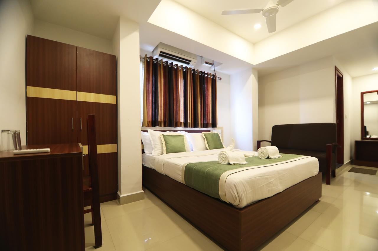 Oyo 18604 Puthens Capitol Inn Kochi Extérieur photo
