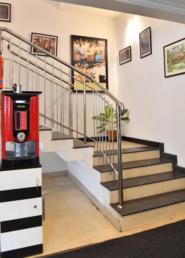 Oyo 18604 Puthens Capitol Inn Kochi Extérieur photo