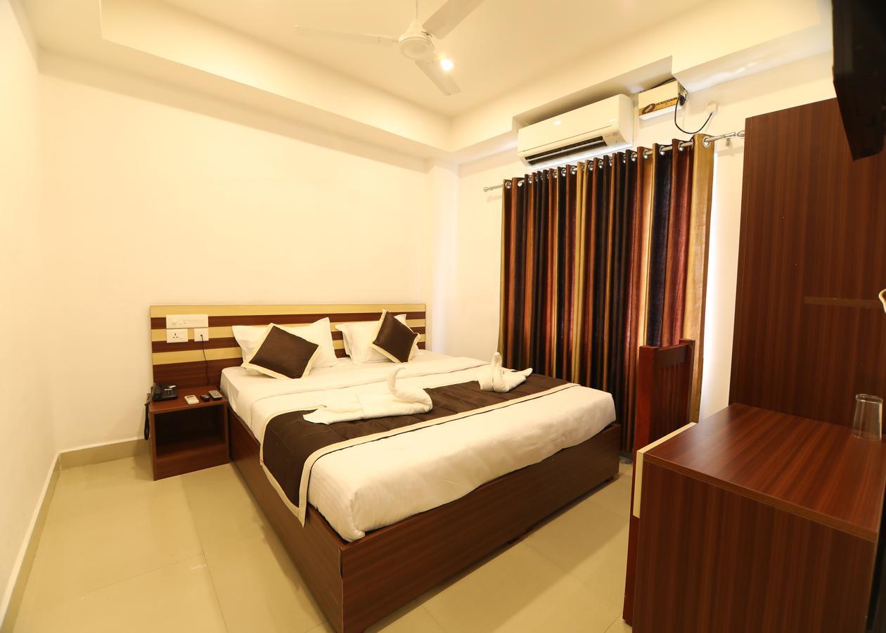 Oyo 18604 Puthens Capitol Inn Kochi Extérieur photo