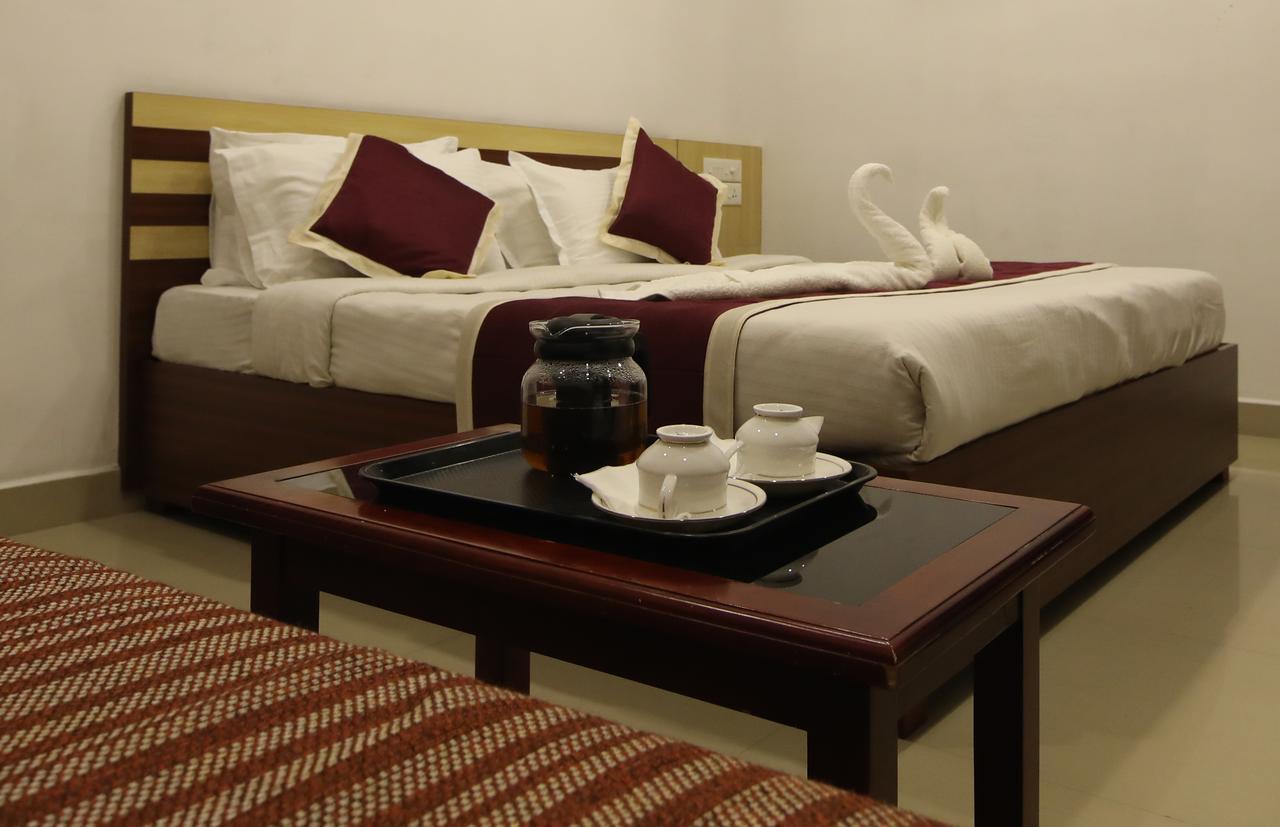 Oyo 18604 Puthens Capitol Inn Kochi Extérieur photo