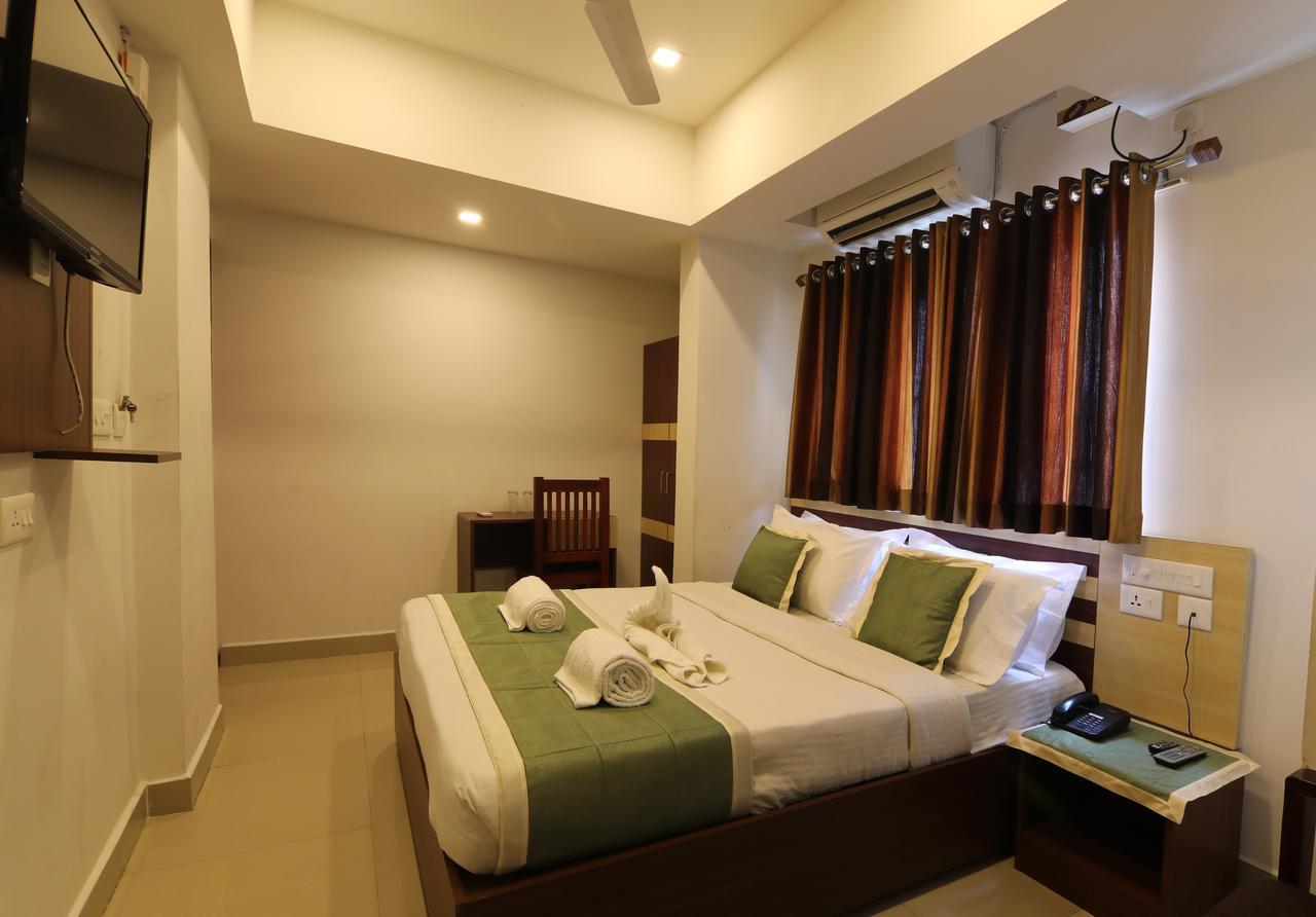 Oyo 18604 Puthens Capitol Inn Kochi Extérieur photo
