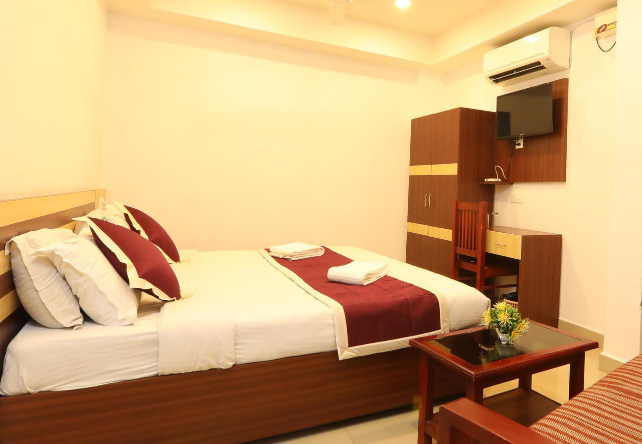 Oyo 18604 Puthens Capitol Inn Kochi Extérieur photo