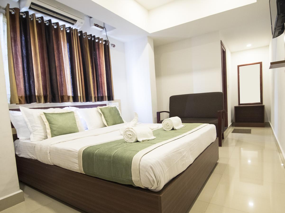 Oyo 18604 Puthens Capitol Inn Kochi Extérieur photo