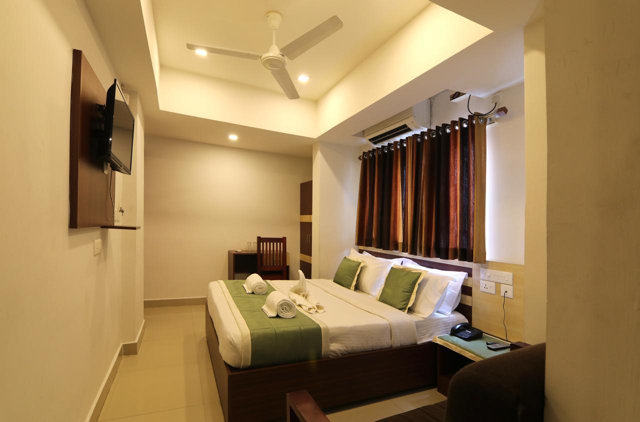 Oyo 18604 Puthens Capitol Inn Kochi Extérieur photo