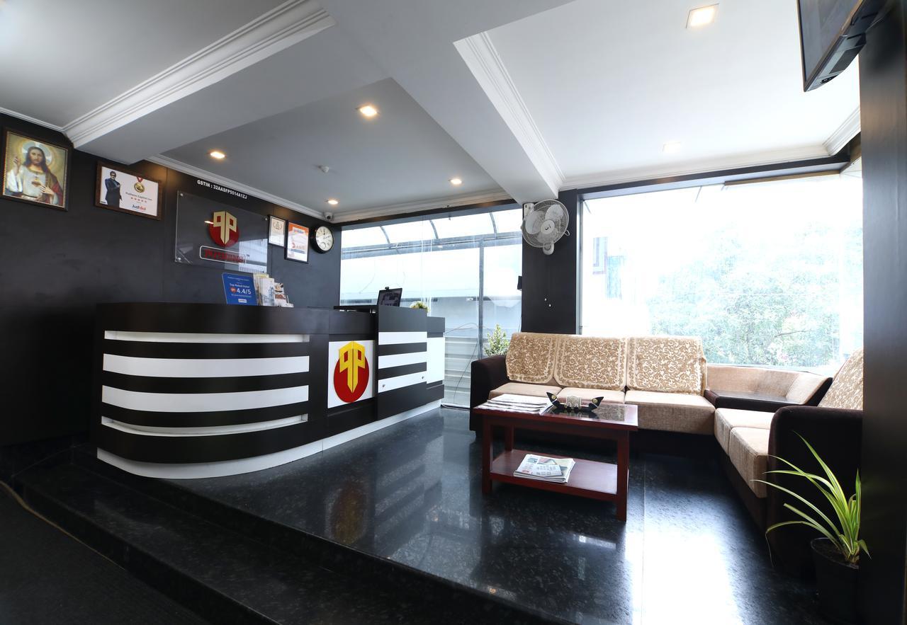 Oyo 18604 Puthens Capitol Inn Kochi Extérieur photo