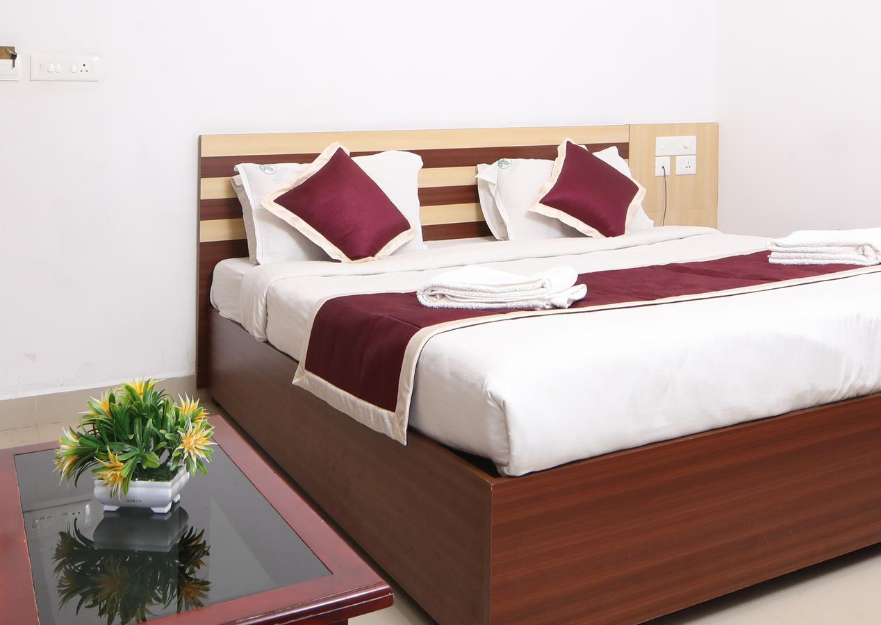 Oyo 18604 Puthens Capitol Inn Kochi Extérieur photo