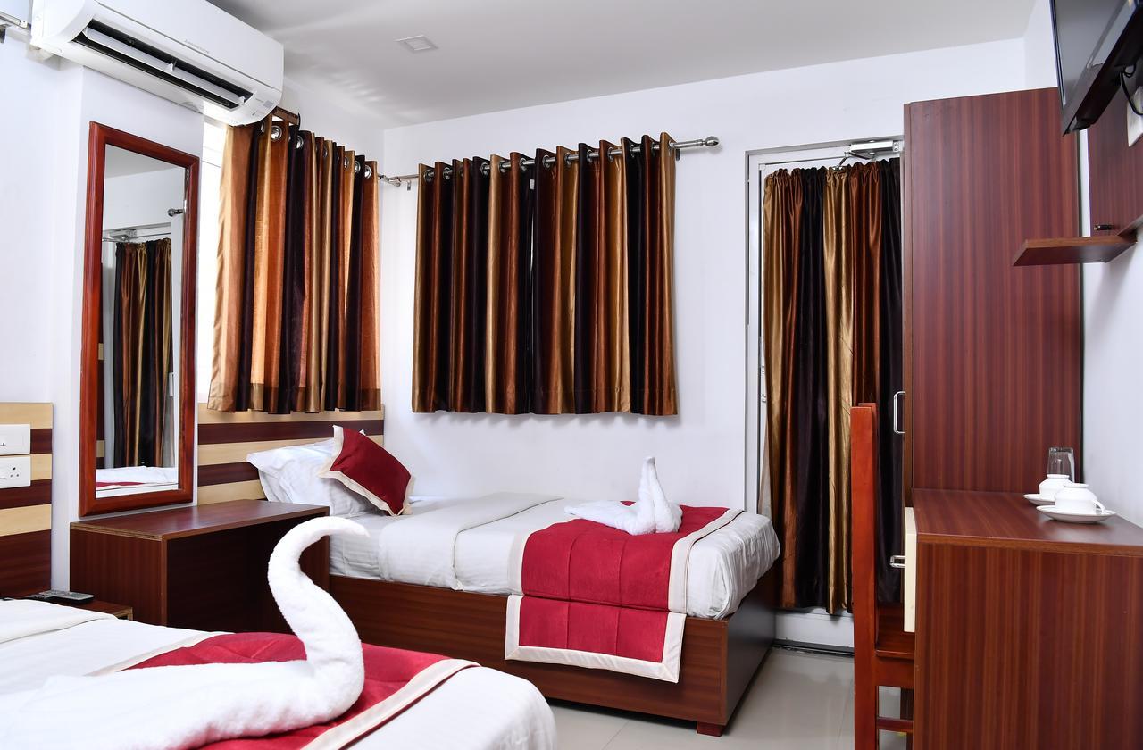 Oyo 18604 Puthens Capitol Inn Kochi Extérieur photo