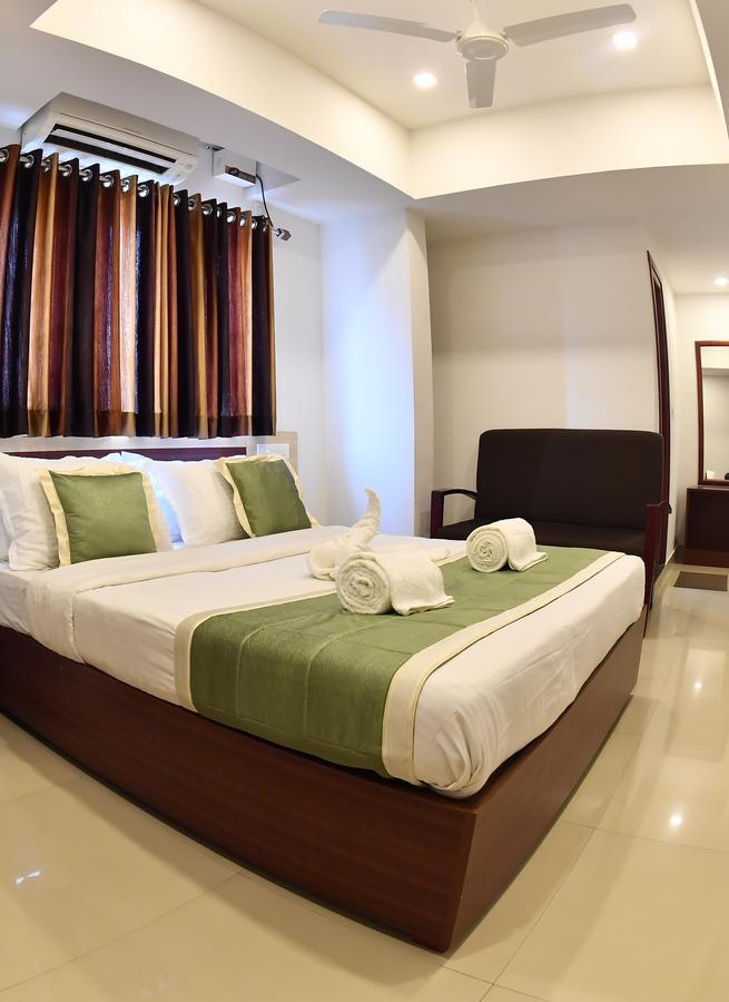 Oyo 18604 Puthens Capitol Inn Kochi Extérieur photo
