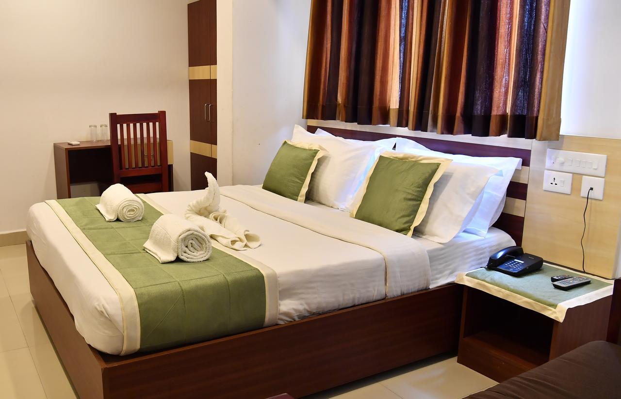 Oyo 18604 Puthens Capitol Inn Kochi Extérieur photo