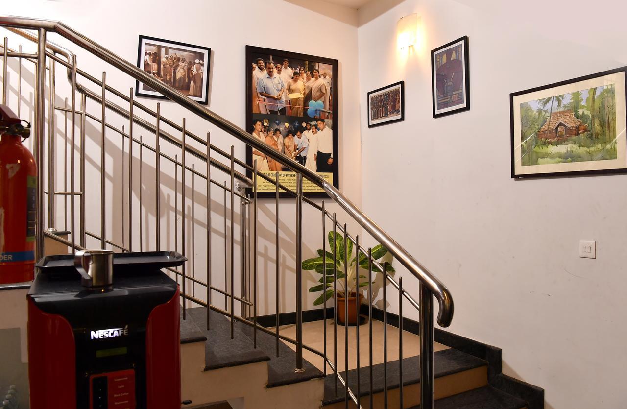 Oyo 18604 Puthens Capitol Inn Kochi Extérieur photo