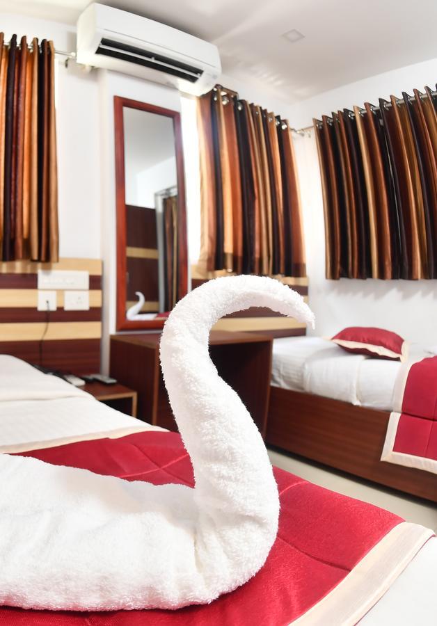 Oyo 18604 Puthens Capitol Inn Kochi Extérieur photo