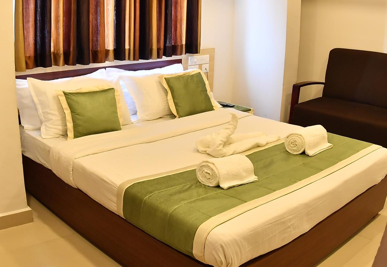 Oyo 18604 Puthens Capitol Inn Kochi Extérieur photo