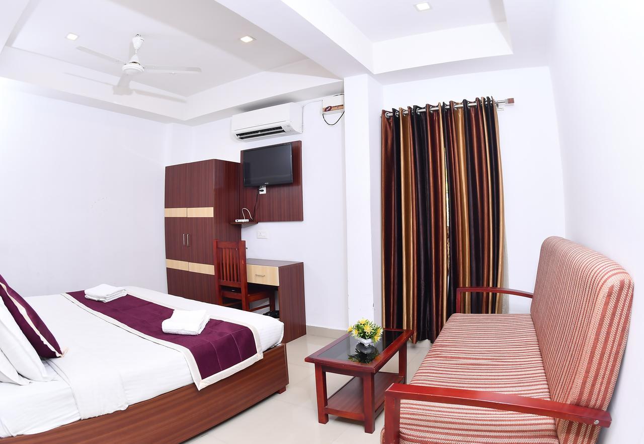 Oyo 18604 Puthens Capitol Inn Kochi Extérieur photo