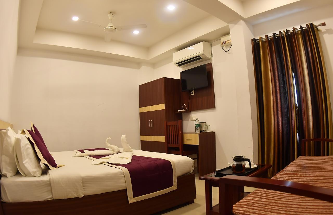 Oyo 18604 Puthens Capitol Inn Kochi Extérieur photo