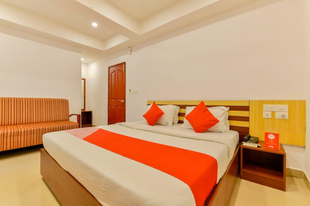 Oyo 18604 Puthens Capitol Inn Kochi Extérieur photo