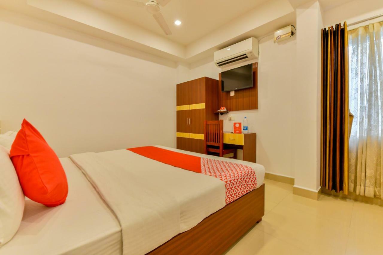 Oyo 18604 Puthens Capitol Inn Kochi Extérieur photo