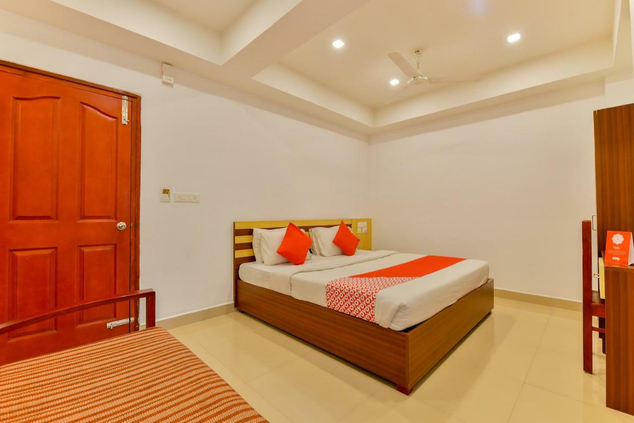 Oyo 18604 Puthens Capitol Inn Kochi Extérieur photo