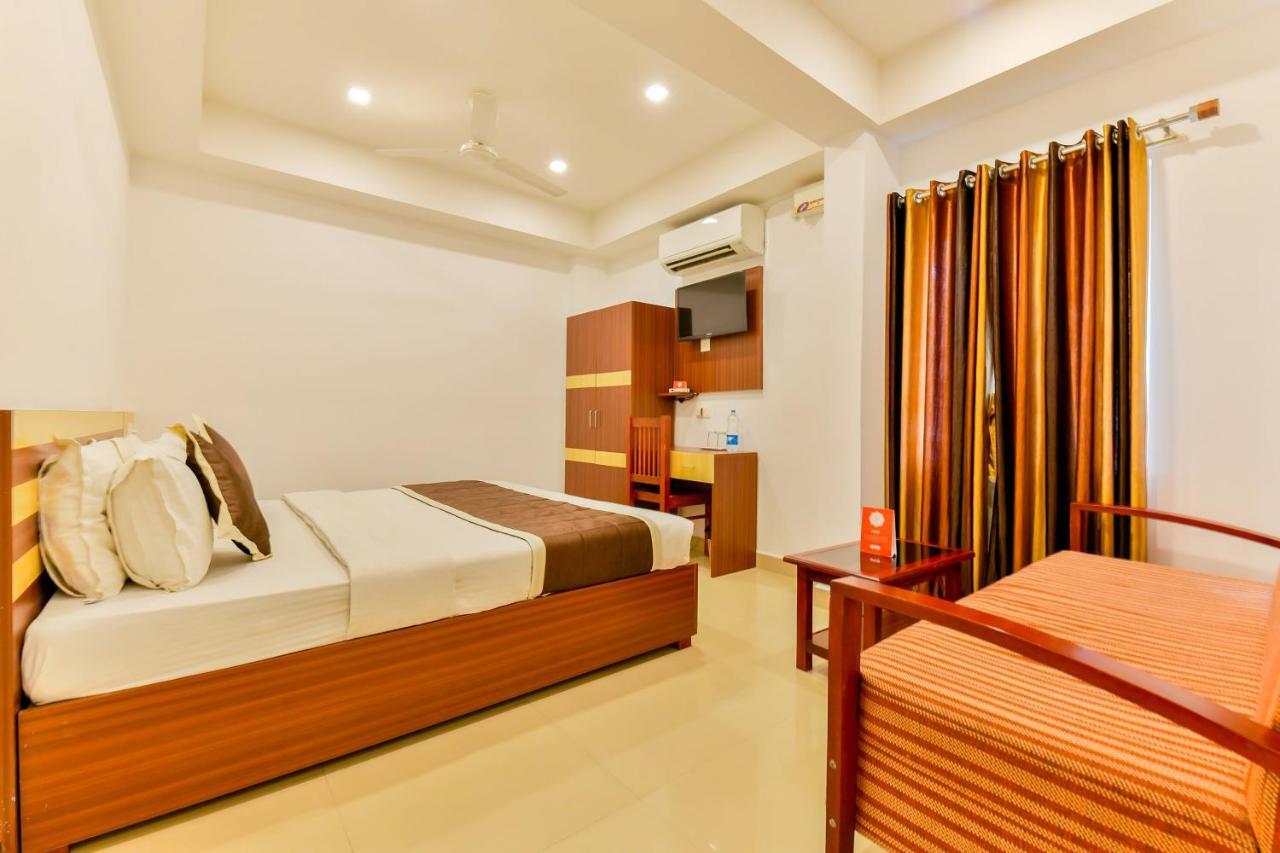 Oyo 18604 Puthens Capitol Inn Kochi Extérieur photo