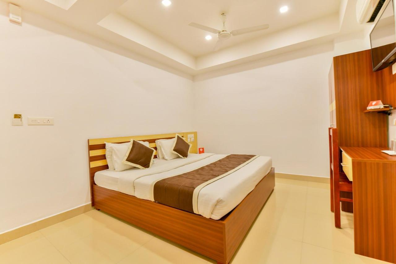 Oyo 18604 Puthens Capitol Inn Kochi Extérieur photo